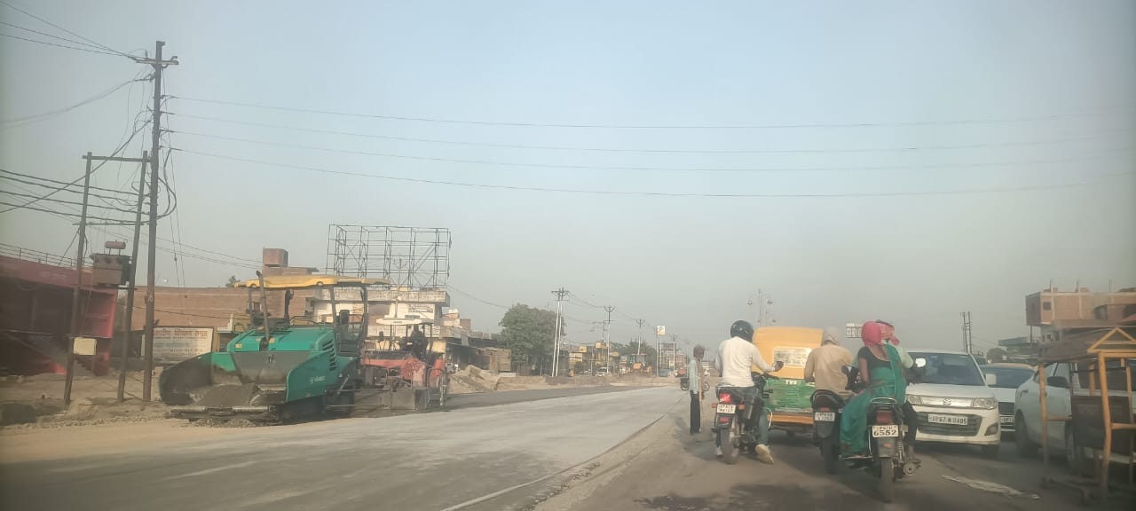 दुलहीपुर में सड़क चौड़ीकरण का हो रहा काम। संवाद