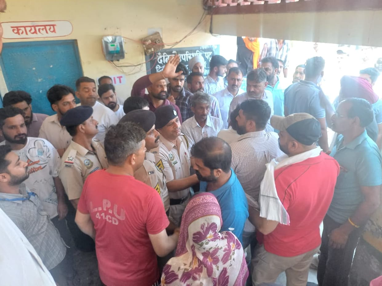 There was an argument and a scuffle at the Sheetalpur booth over breaking the queue.There was an argument and a scuffle at the Sheetalpur booth over breaking the queue.