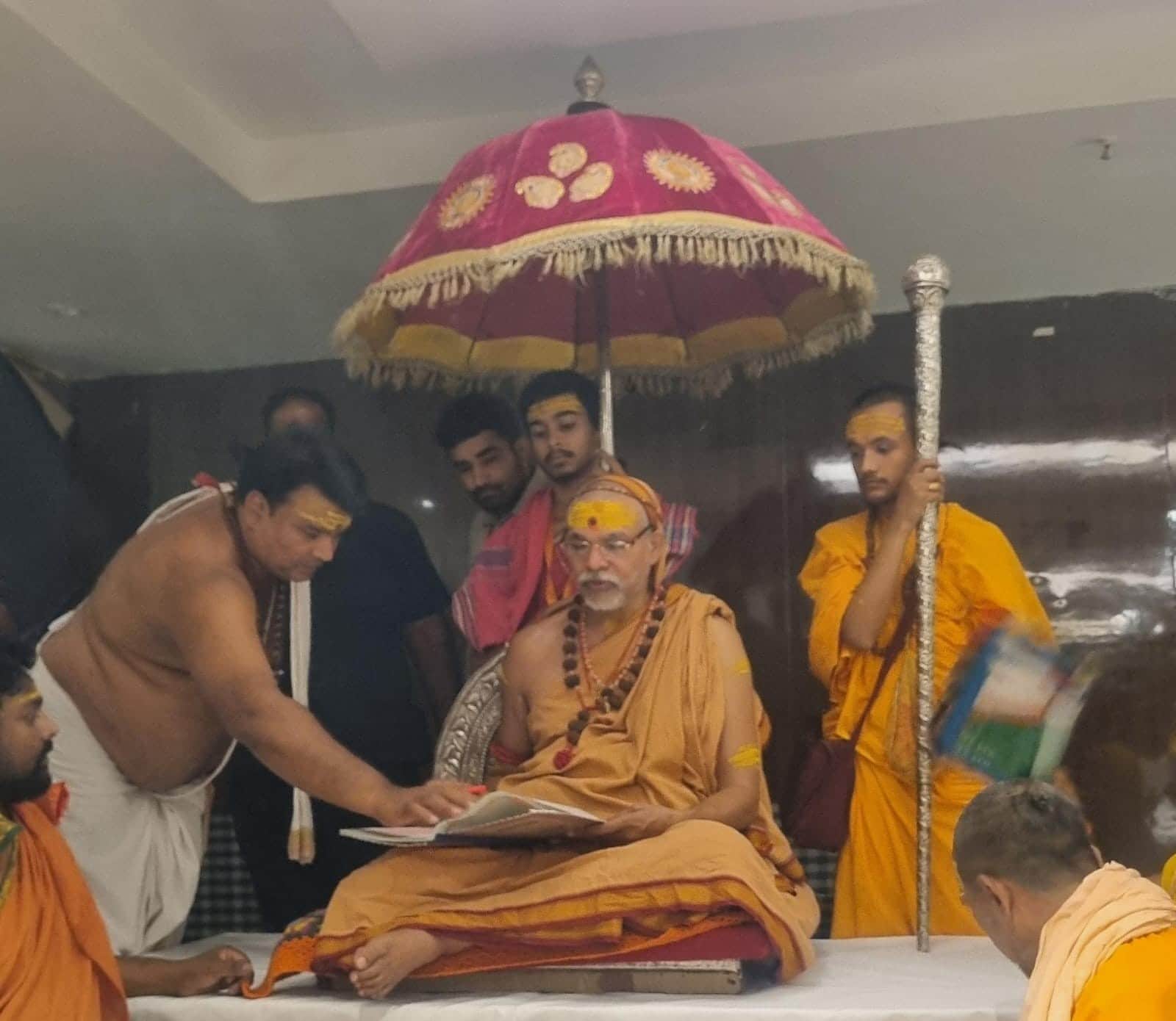 धर्मसभा को संबोधित करते जगद्गुरु शंकराचार्य स्वामी अविमुक्तेश्वरानंद सरस्वती। संवाद