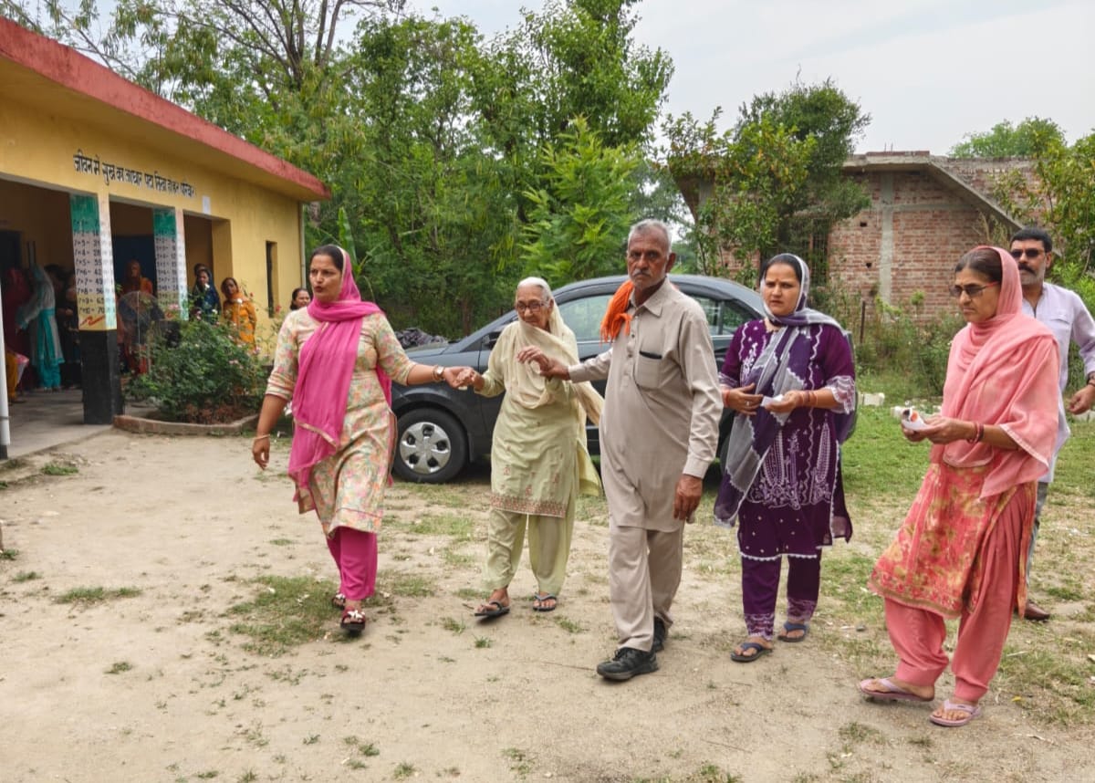 101-year-old Vishwa Devi fulfilled the duty of democracy.