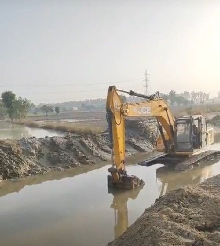 Rajbaha number three broke again between Bahadurgarh and Singhpura village.