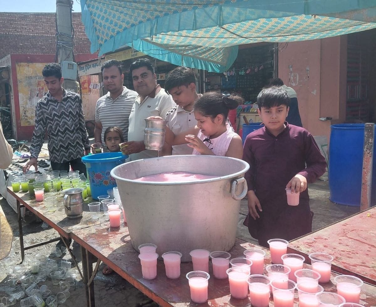 Passersby quenched their thirst with the cold sweet water stall.