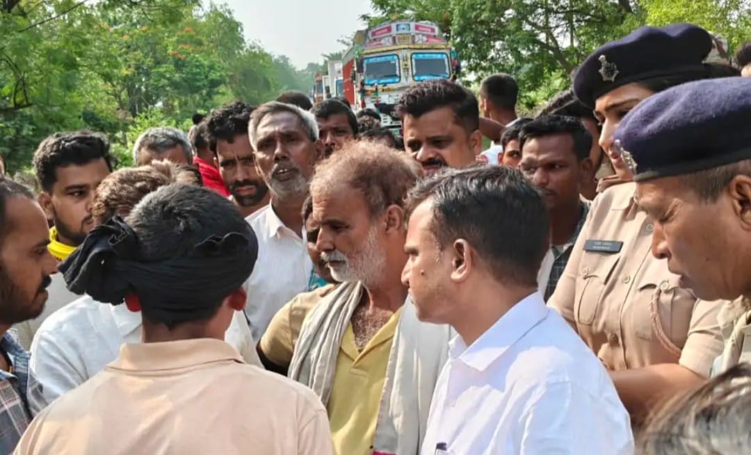 घटनास्थल पर लगी भीड़
