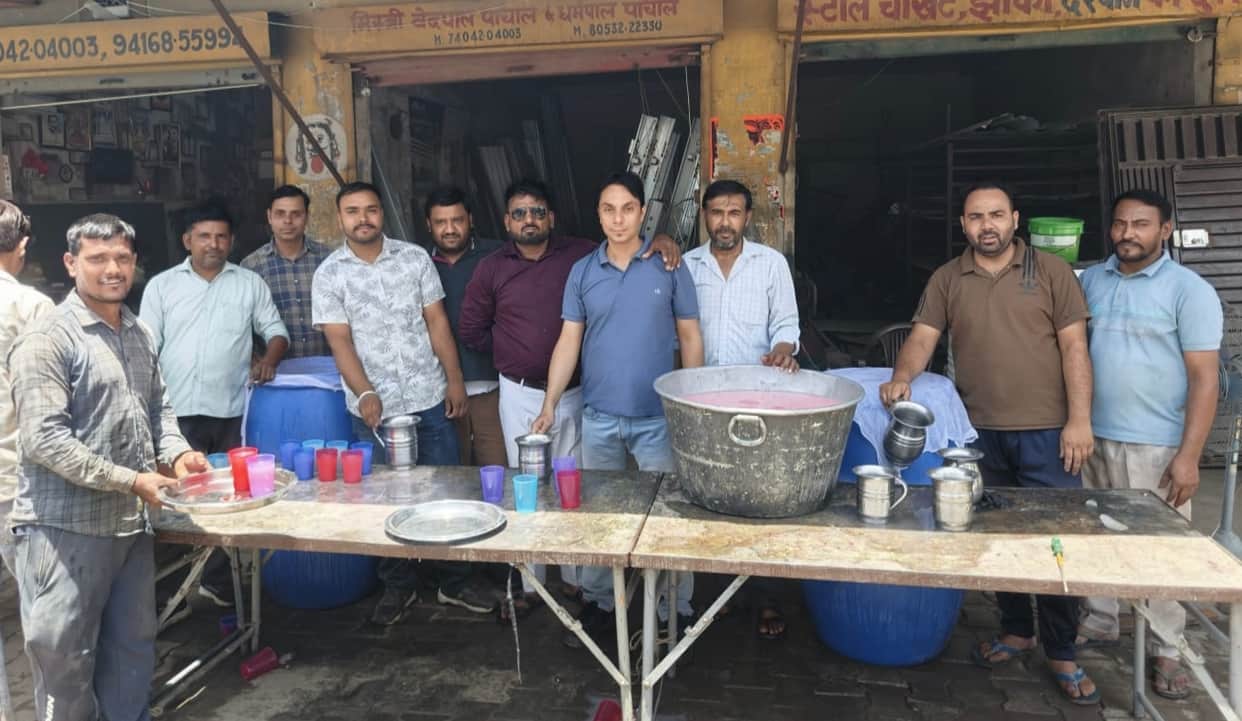 Shopkeepers set up water stalls