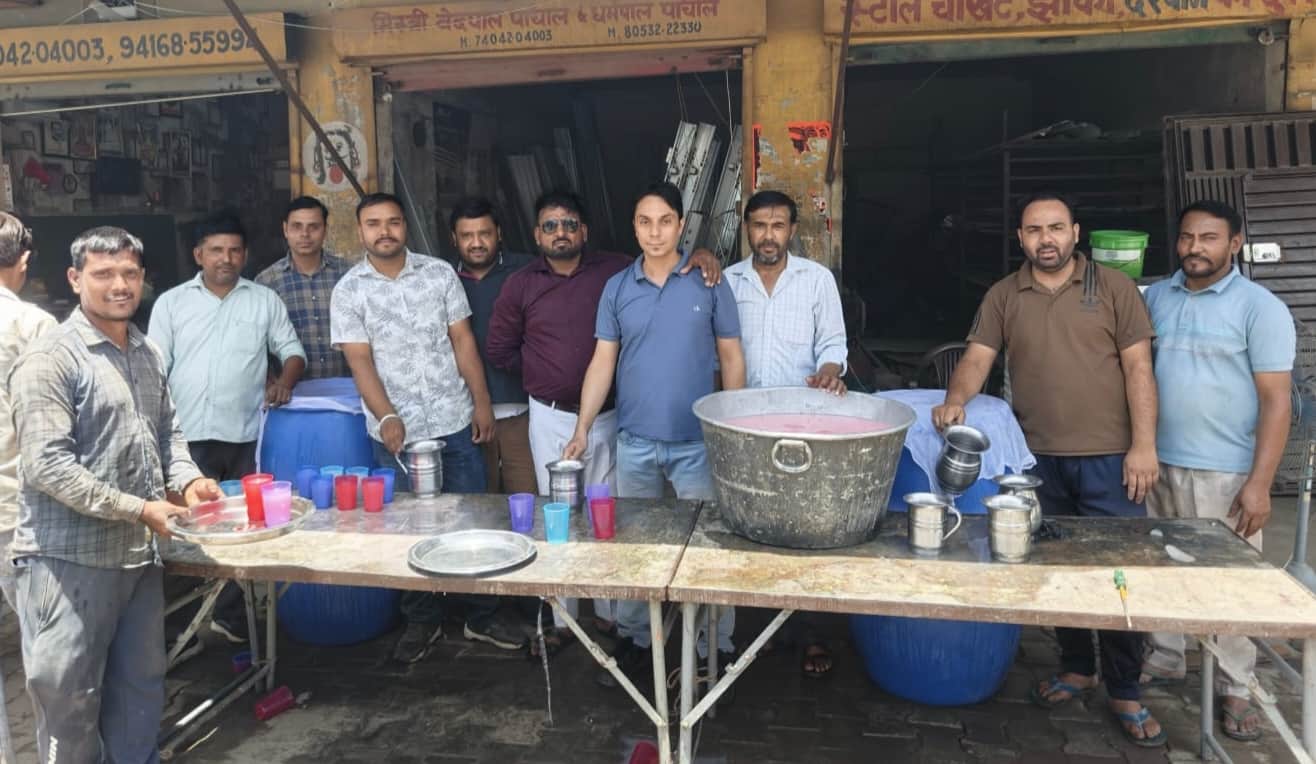 असंध राहगीरों को ठंडा पानी पिलाते दुकानदार। स्वयं