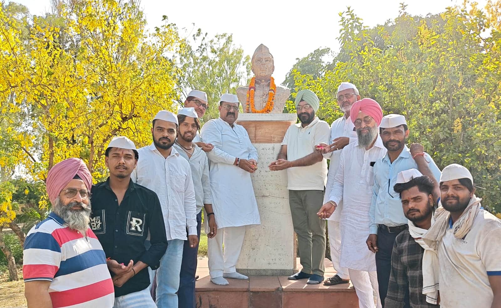 भारत के पहले प्रधानमंत्री पंडित जवाहरलाल नेहरू की पुण्य तिथि पर उनकी प्रतिमा पर पुष्प अर्पित कर