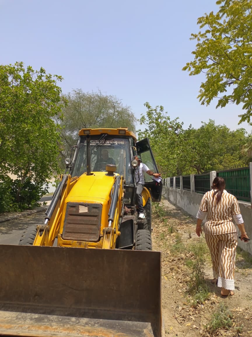 Sanjeev Bhojraj arrived with a JCB outside the DC's residence, demanding the opening of a 36,000-yard public park