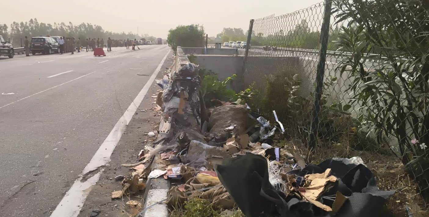 फोटो-20- एक्सप्रेसवे की वह क्षतिग्रस्त पुलिया, जिससे टकराई थी बस। संवाद