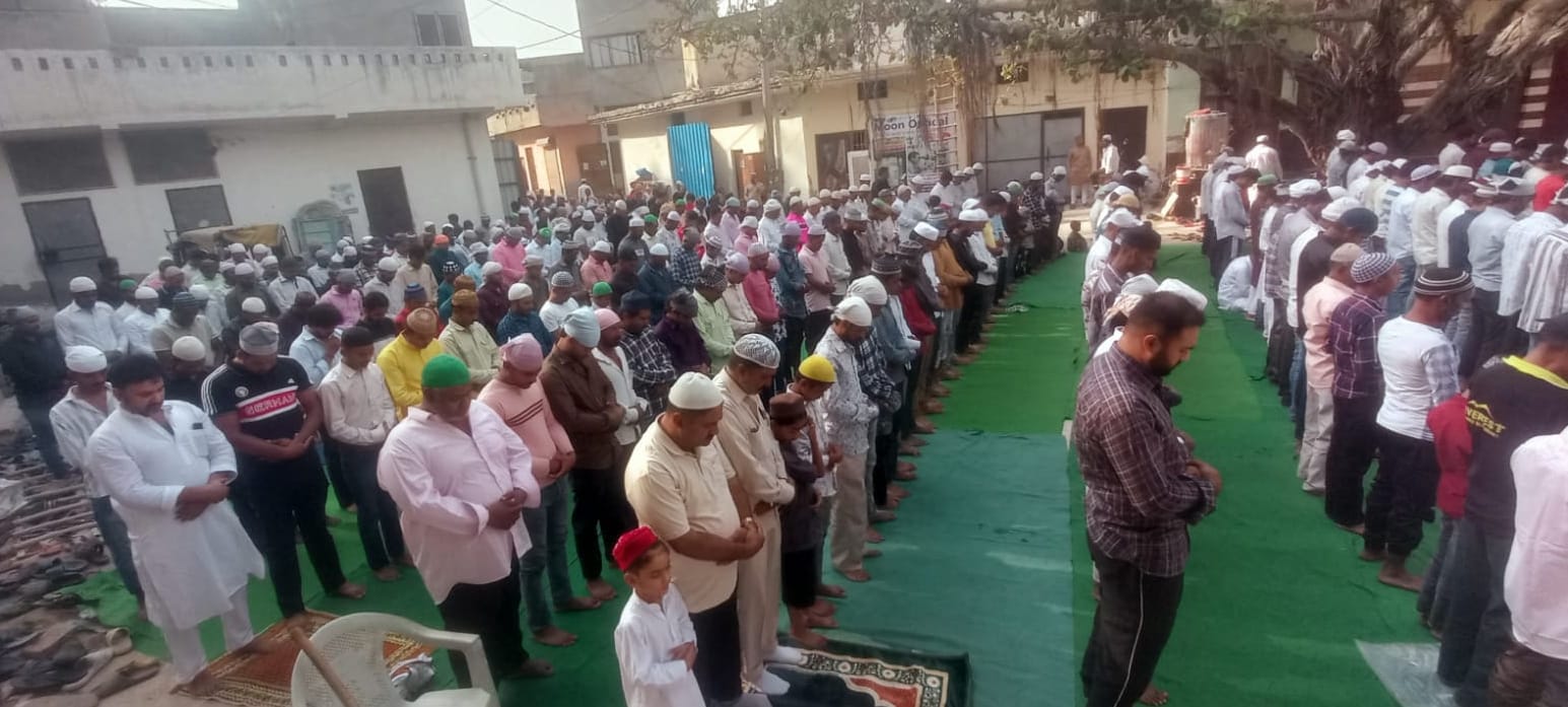 फोटो-57: बहादुरगढ़ के झज्जर रोड स्थित मस्जिद में नमाज अदा करते मुस्लिम समुदाय के लोग। स्रोत संगठ
