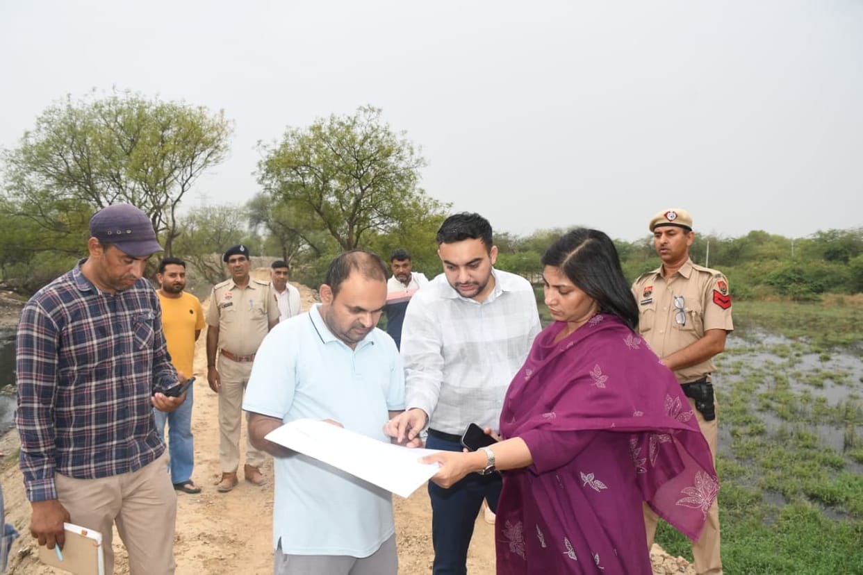 DC took stock of Mungeshpur drain and Bahadurgarh industrial area