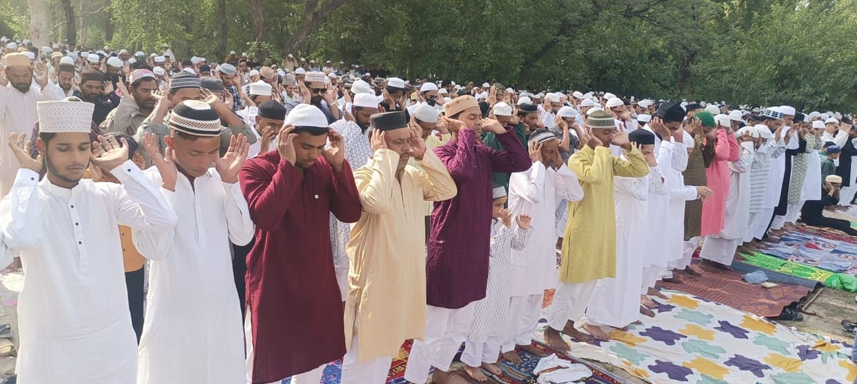 One and a quarter lakh devotees bowed their heads and prayed for peace.