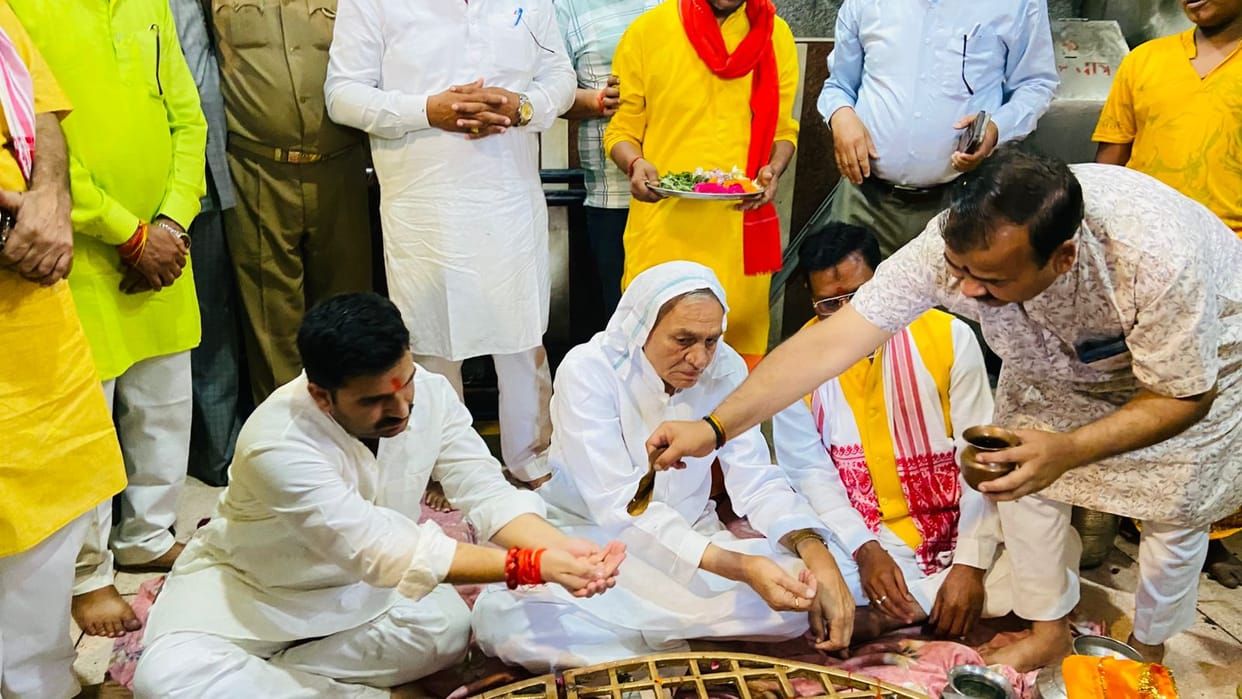 Cabinet Minister visited Bholenath in Chhoti Kashi.