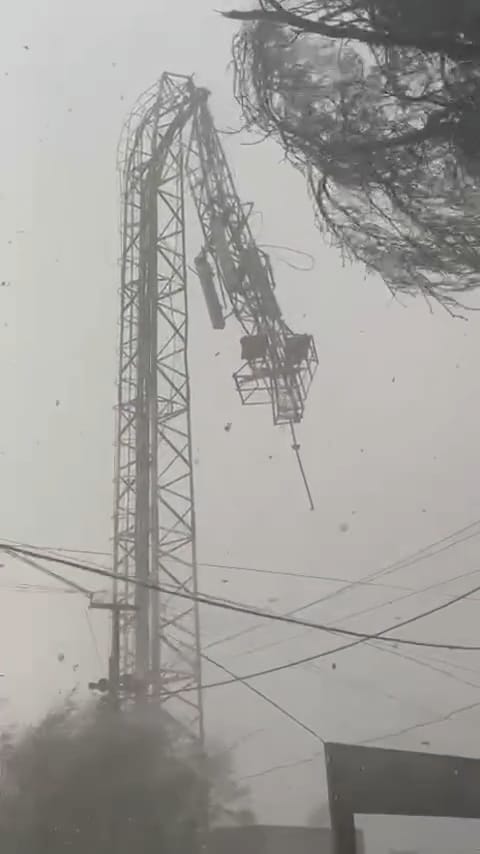 Winds blew at a speed of 40 kilometers, breaking towers, sheds, uprooting trees and poles