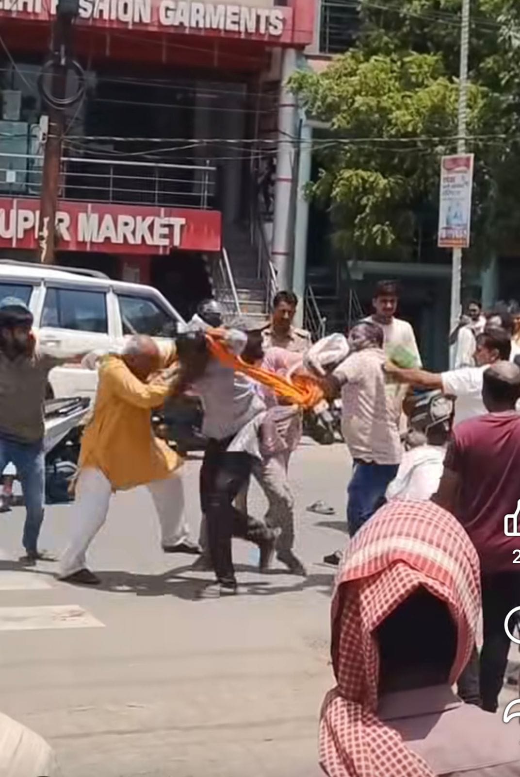 Two parties clash in front of police for land deed, kicking and punching on the highway