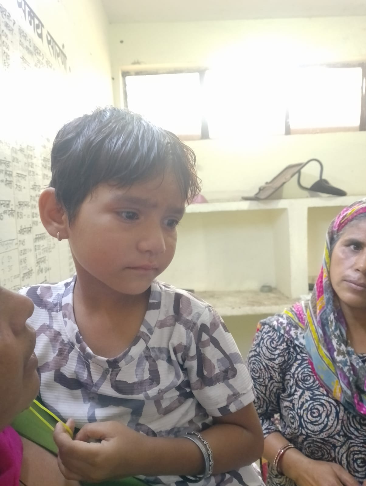 In a hurry, the mother left her 5-year-old daughter at the bus stop and boarded the bus