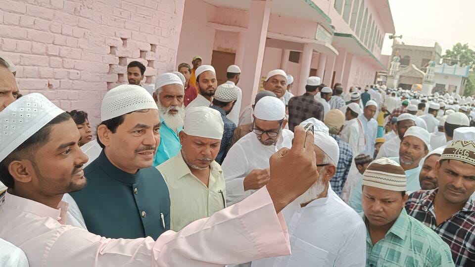 ईदगाह मैदान में शाहनवाज के साथ सेल्फी लेते लोग