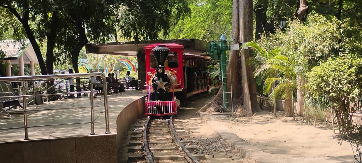 The children's train has been reduced by half, and the adventure zone is also deserted.
