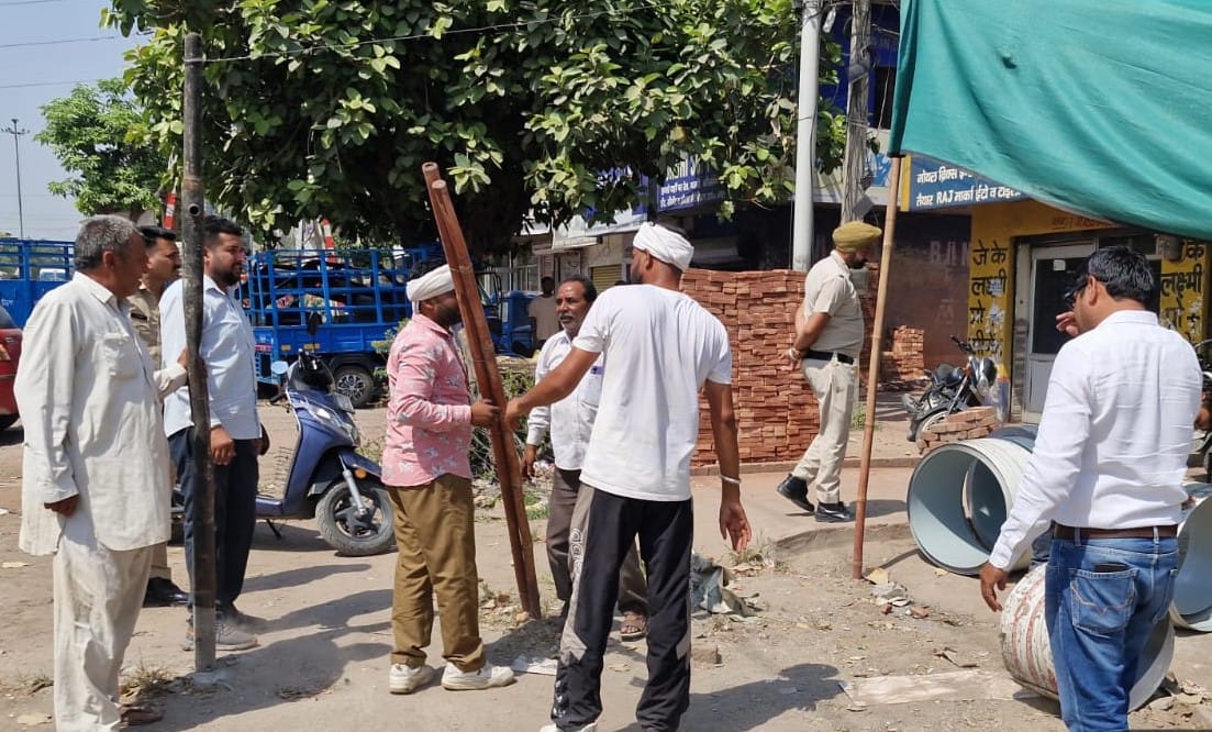 Encroachment removed from Jagadhri Road, team confiscated carts and goods
