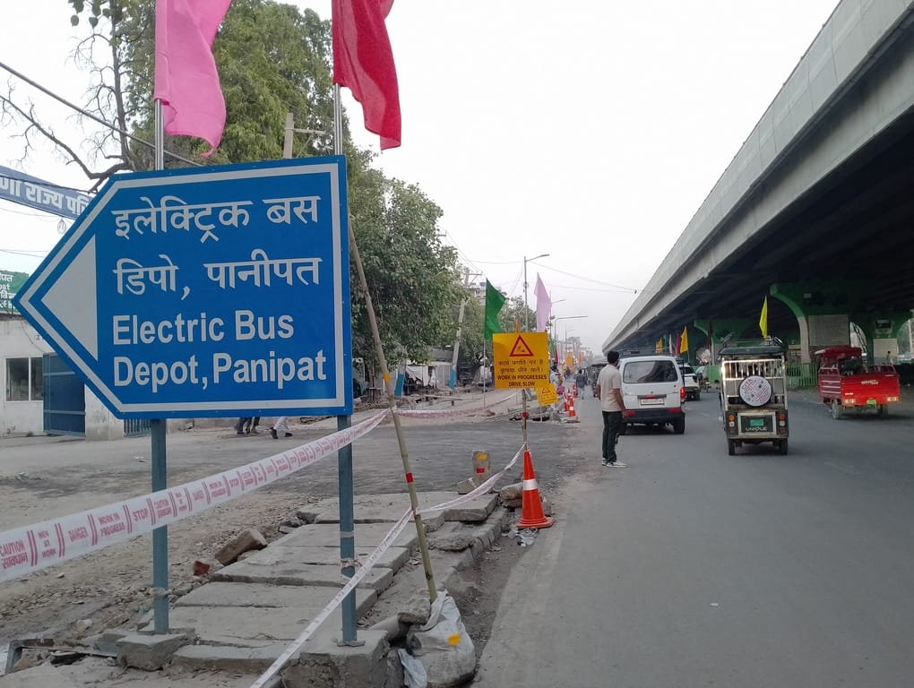 Safety signs installed on GT Road service lanes