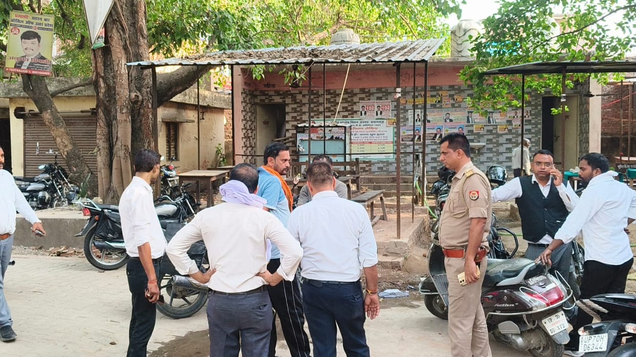 Two lakh rupees stolen from advocate's bike