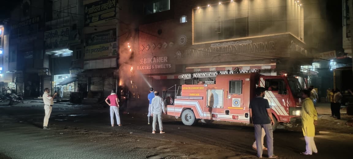Fire broke out on poles in front of the bus stand, burning 12 electricity meters, disrupting power