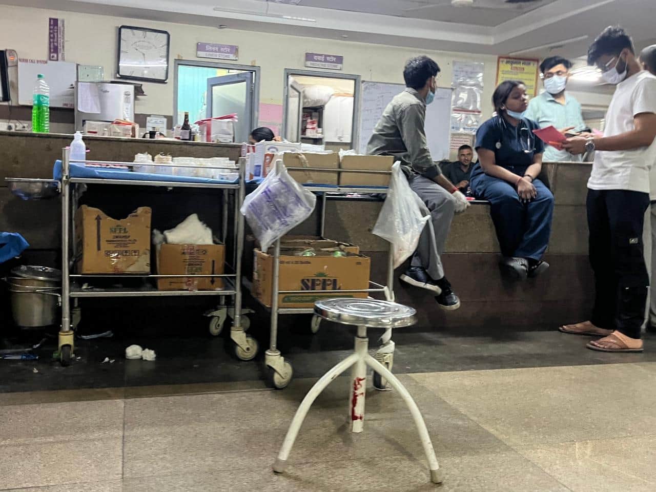 मेडिकल कॉलेज की इमरजेंसी में बैठी जूनियर डॉक्टर और अन्य स्टाफ। अमर उजाल