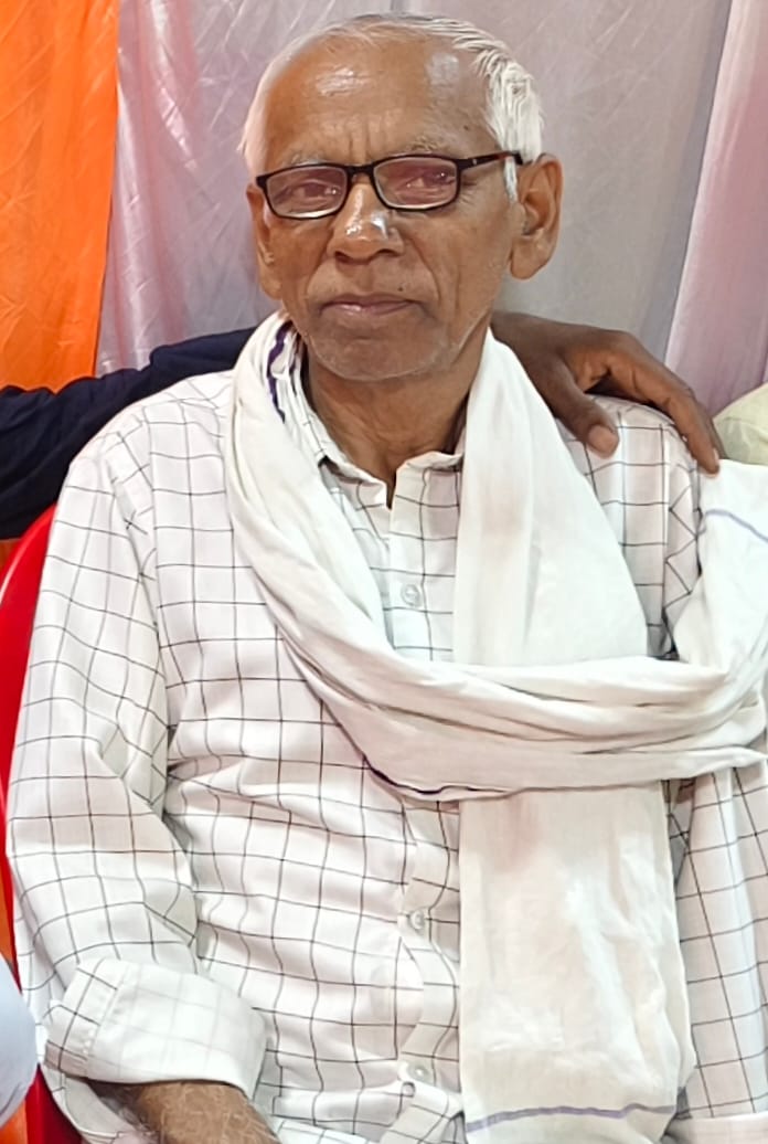 Elderly man going to take medicine dies after falling from train