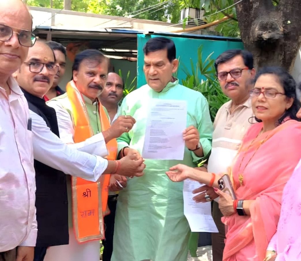 Traders met Minister AK Sharma and raised objections on house tax.