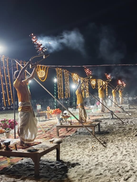 A grand Maha Aarti was held at the Yamadagni Parashurama Ghat on the occasion of Dussehra