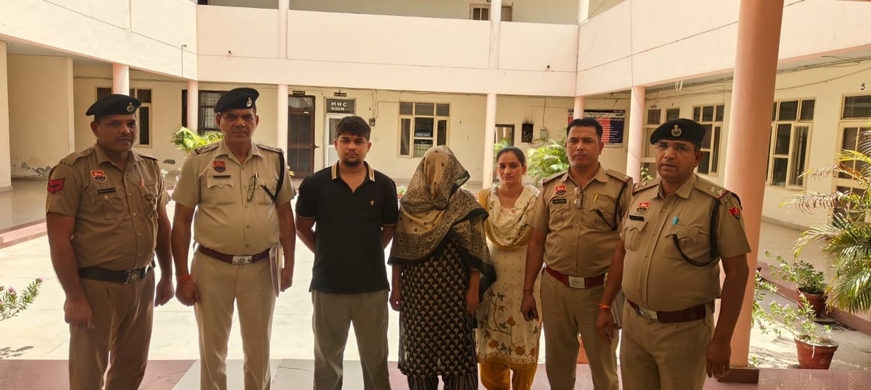 The mother held the farmer Satish's feet, while the son strangled him with a blanket.