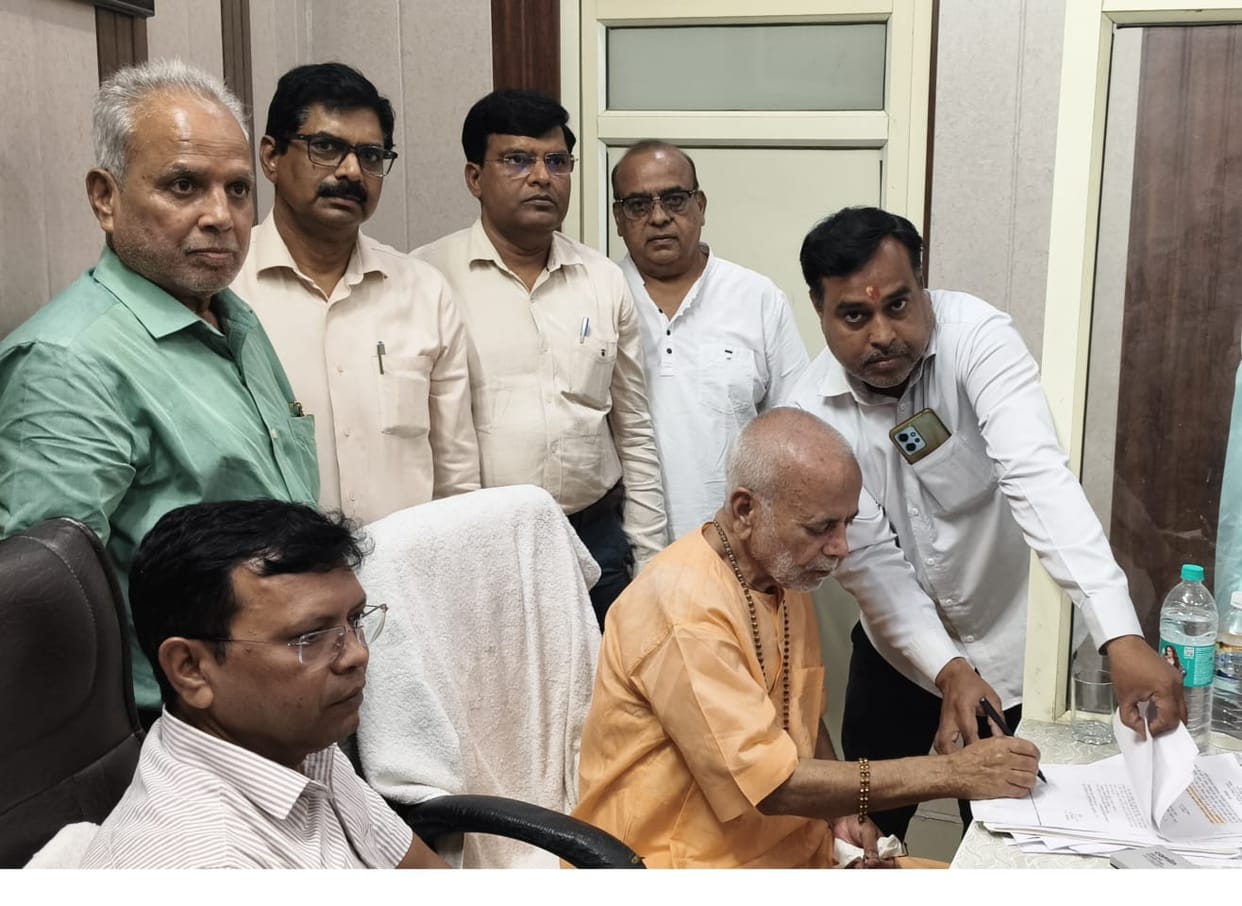 Swami Chinmayanand donated land assets worth 222 crore to Swami Shukdevanand University.