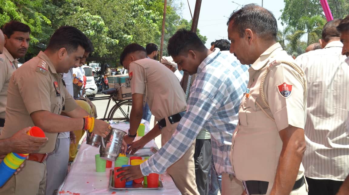 सिविल लाइन थाने के सामने कमला एकादशी के अवसर पर ठंडे और मीठे पानी की छबील पर सेवा करते एसएचओ रा