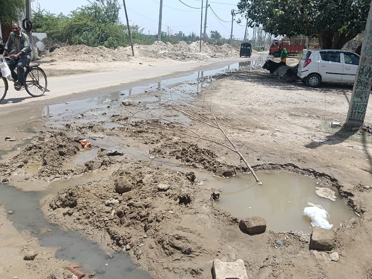 Thousands of liters of water flowing on the roads due to the negligence of the officials