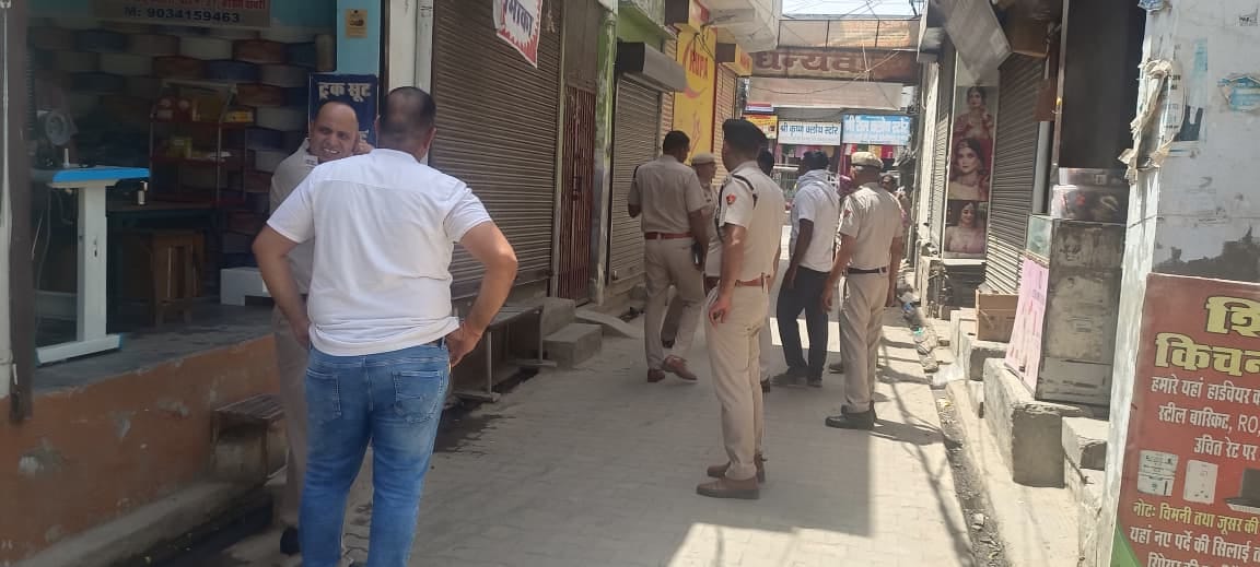 When they did not open even after repeated knocking, three gates were cut with a cutter