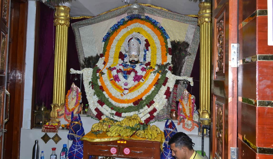 श्री खाटू श्याम मदिर में फूलों से सजा बाबा का दरबार। संवाद