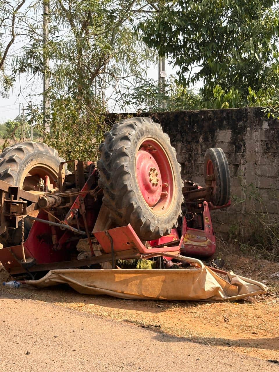 Tragic Road Accident in Chhindgarh Out-of-Control Tractor Trolley Overturns Driver Dies on the Spot in Jagdal