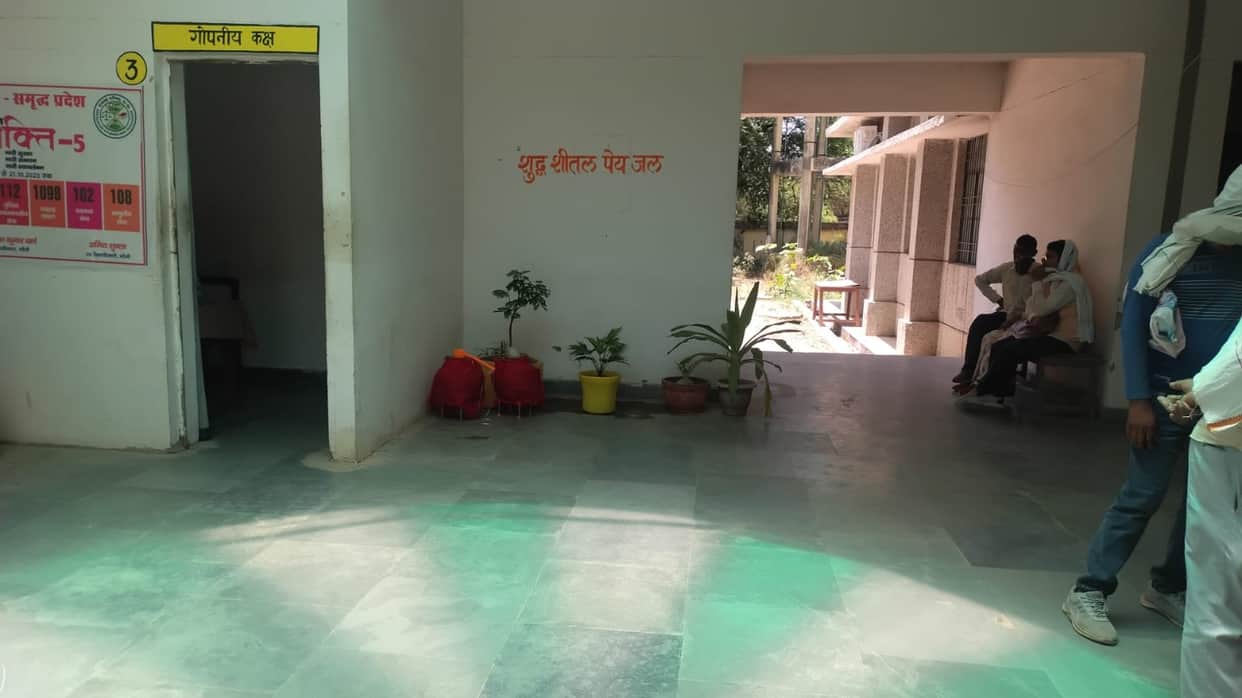 Cold water pots were placed in Naraini tehsil.