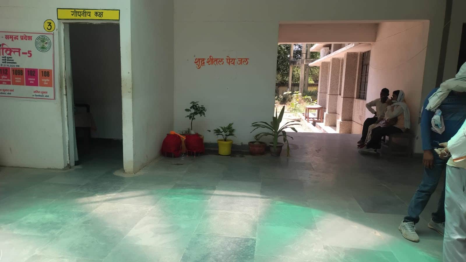 तहसील परिसर में फरियादियों के लिए रखवाए गए घड़े। संवाद