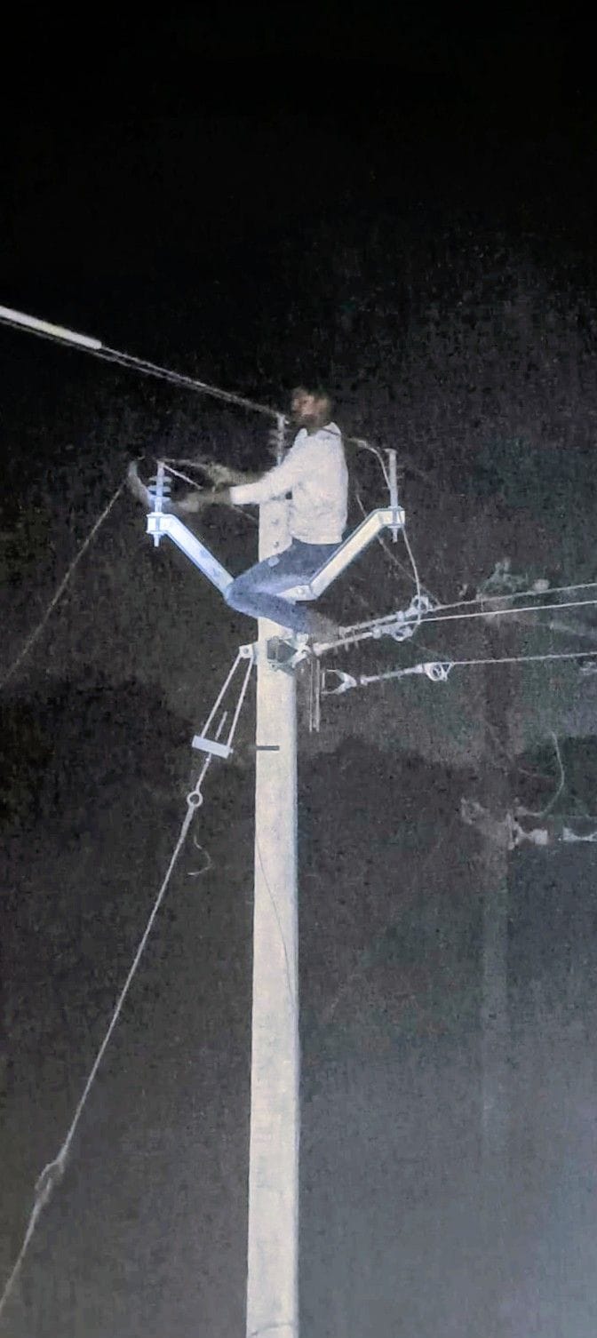 A high-tension wire fell on houses at midnight, causing panic.