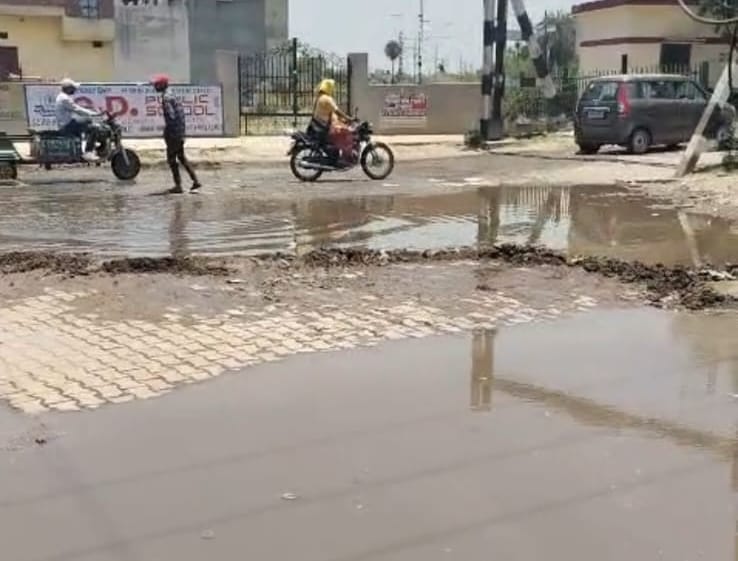 Waterlogging on the roadside of Swarg Ashram Road, thousands of people are troubled