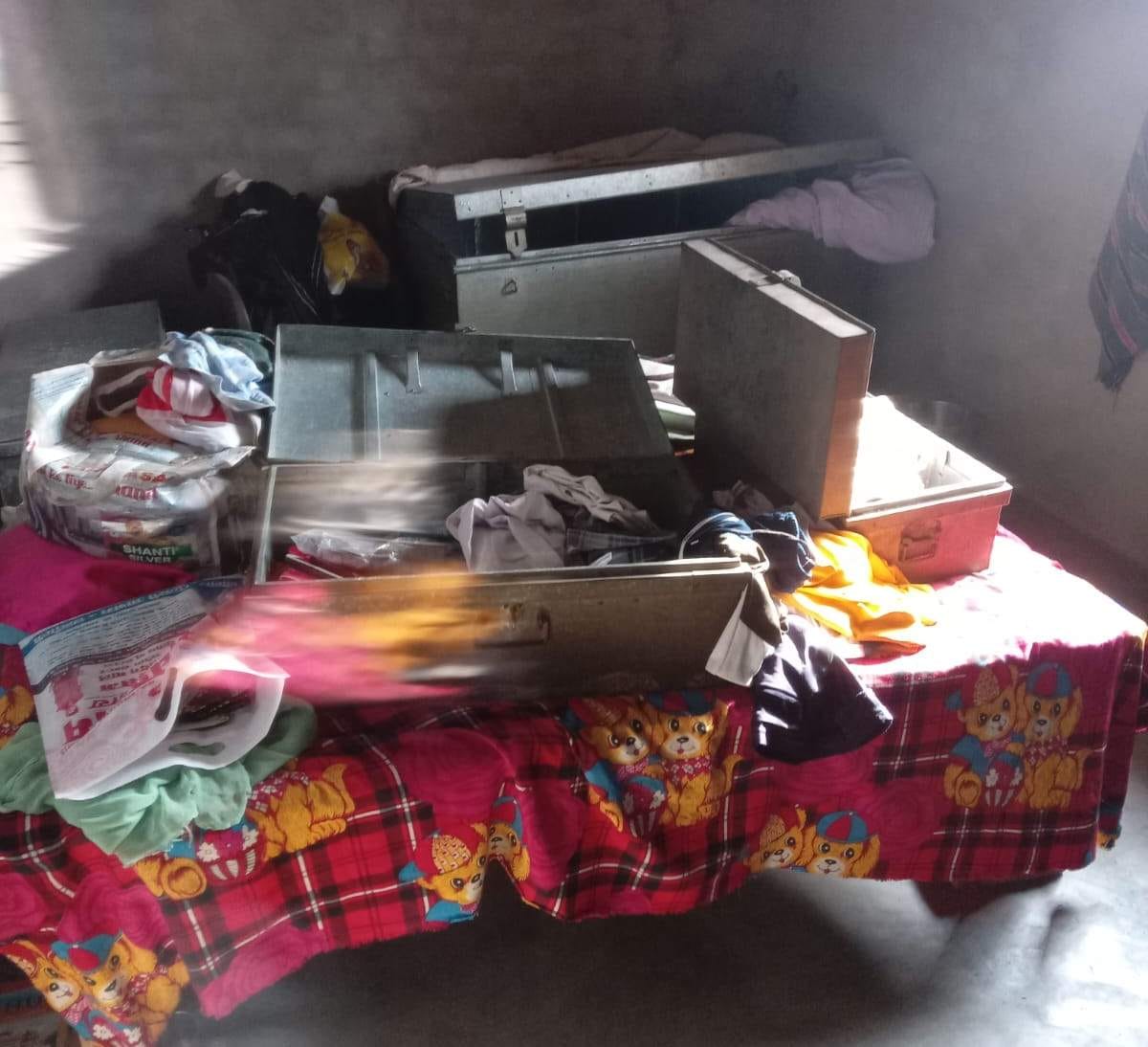The family was sleeping on the roof, thieves ransacked the house, stole jewelry worth six lakh