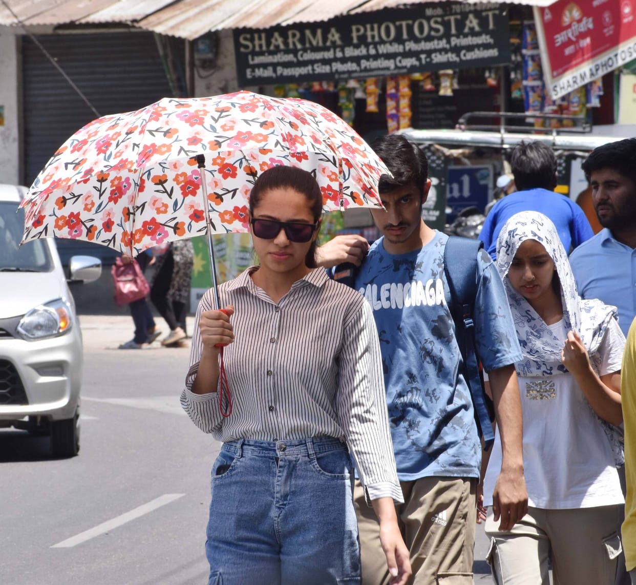 The intense heat has increased people's problems, streets and markets are deserted.