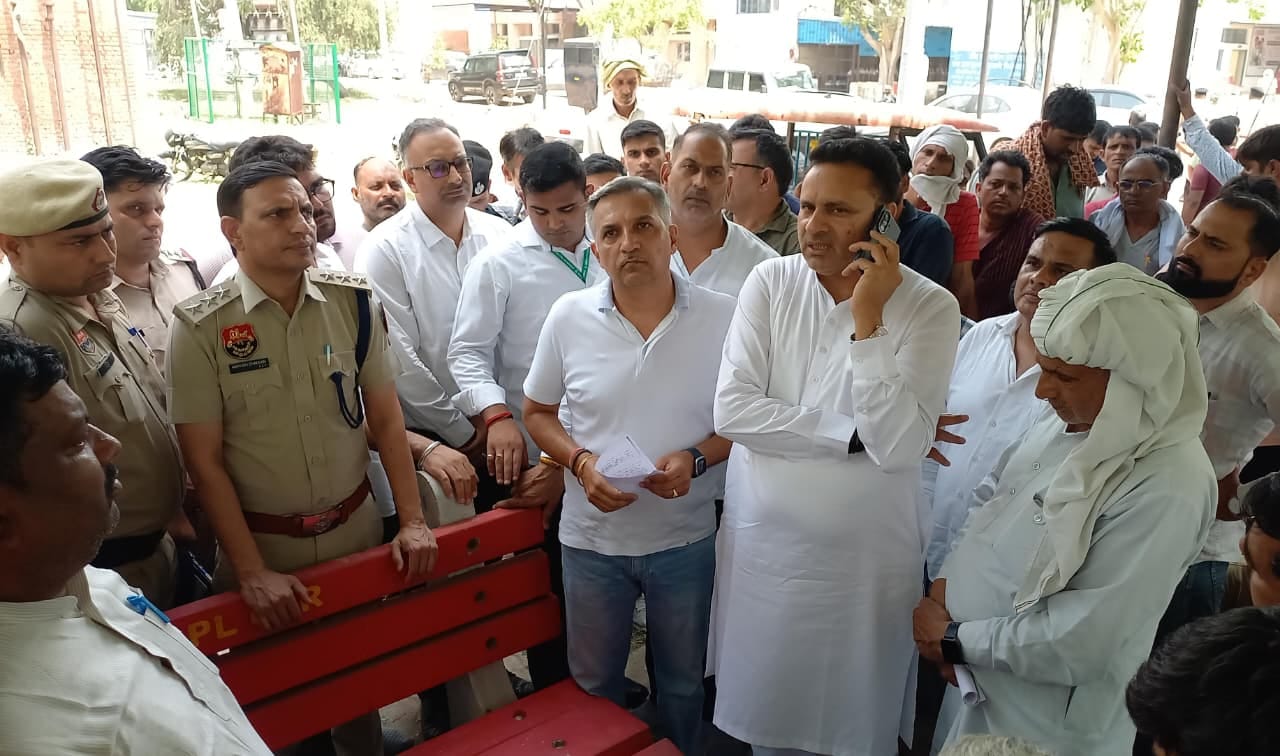 28jjrp19- सिविल अस्पताल में फोन पर बिजली मंत्री से बात करते बादली विधायक कुलदीप वत्स। संवाद