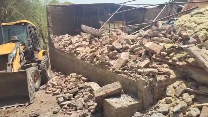 आरोपी का ध्वस्त मकान