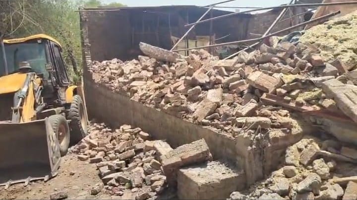 आरोपी का ध्वस्त मकान