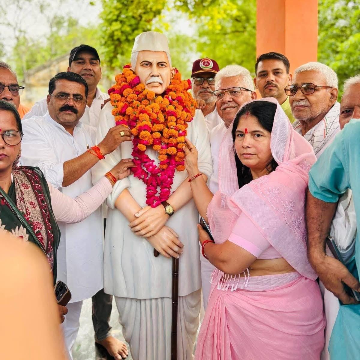 Tributes paid to former Prime Minister Chaudhary Charan Singh