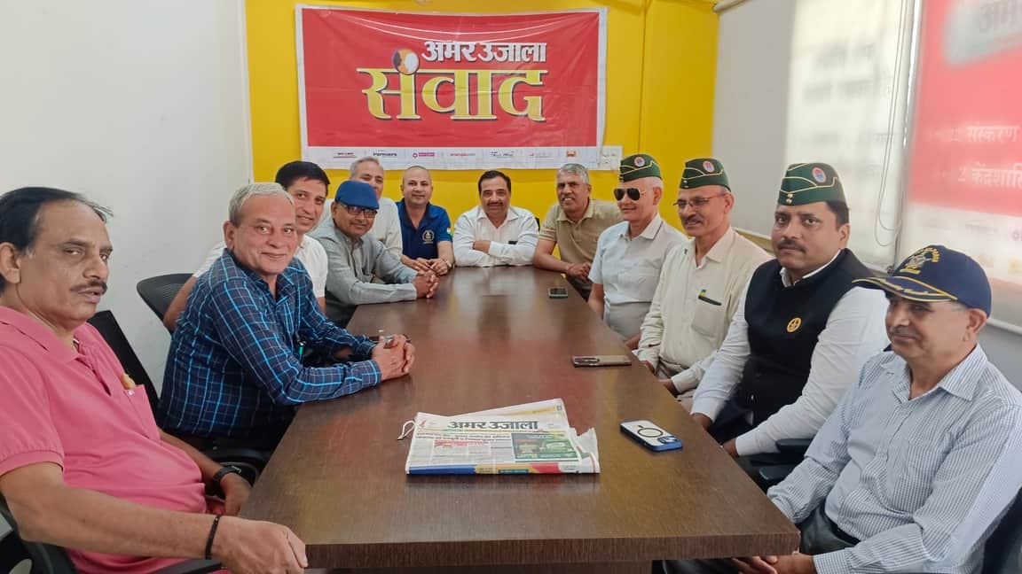 अमर उजाला कार्यालय में आयोजित संवाद कार्यक्रम में उपस्थित पूर्व सैनिक। अमर उजाला