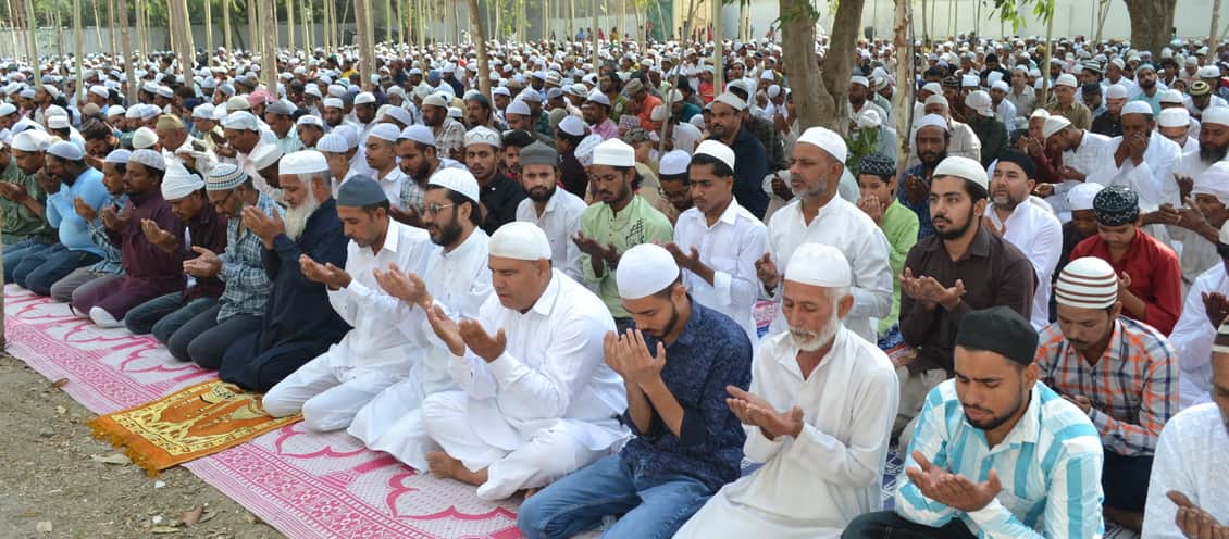 बकरा ईद...ईद-उल-अजहा के अवसर पर ईदगाह में नवाज अदा करते मुस्लिम समुदाय के लोग। संवाद