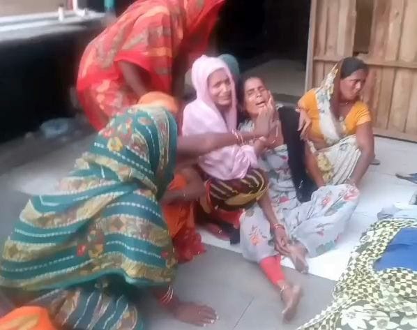 बट्सगंज स्थित निजी हॉस्पिटल के बाहर बिलखते कंचनी के परिजन। संवाद