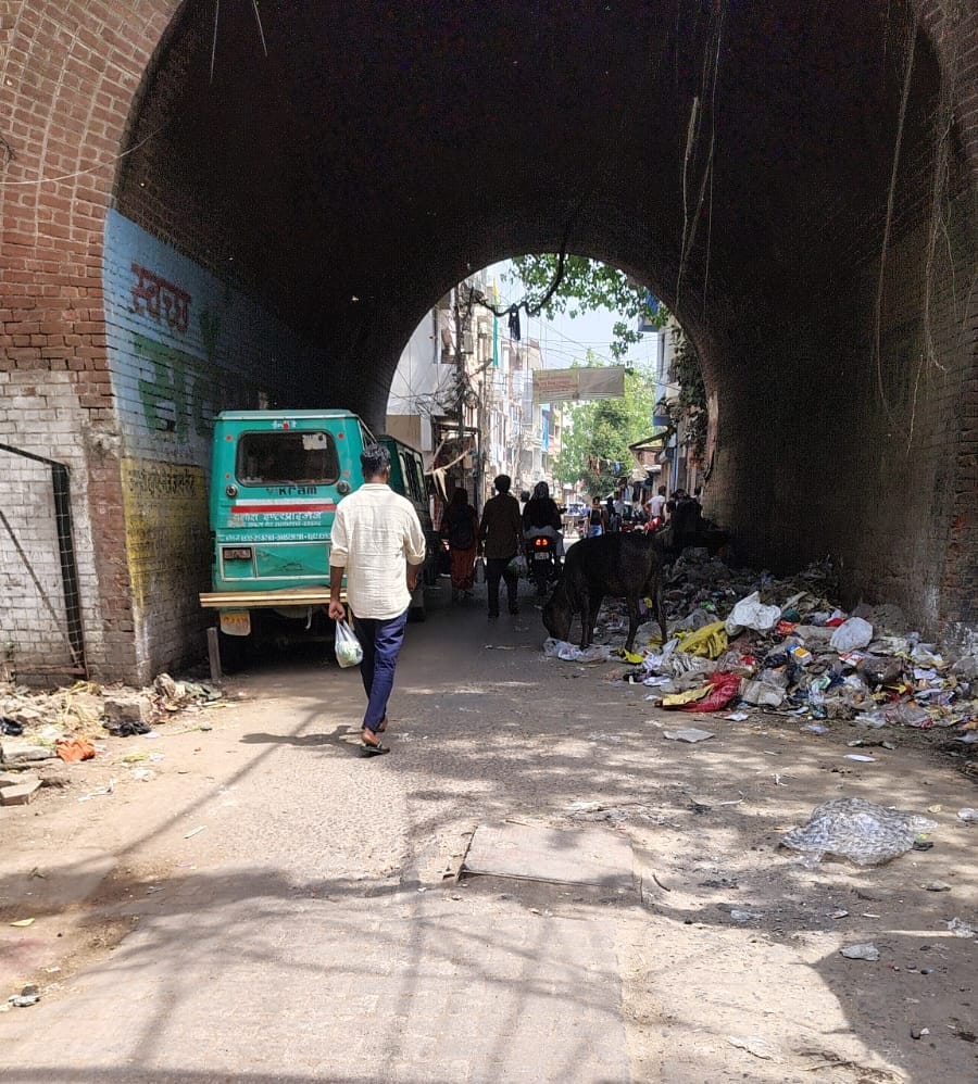 Piles of garbage mock the cleanliness drive, pedestrians suffer due to encroachment